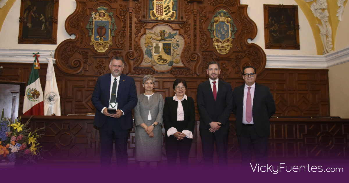 Rector de la UABC recibe la presea “Dr. Jorge Carpizo” en la BUAP por su labor en derechos universitarios