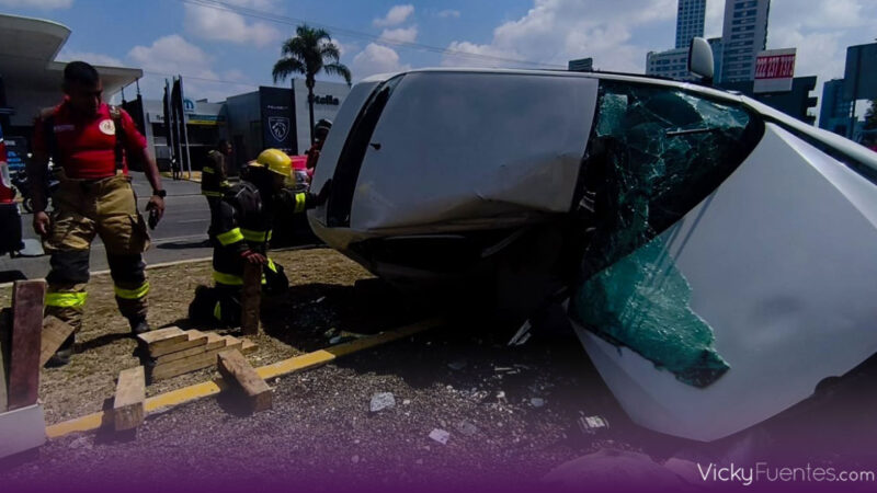 Volcadura en la Vía Atlixcáyotl deja una persona sin vida frente a La Vista Country Club
