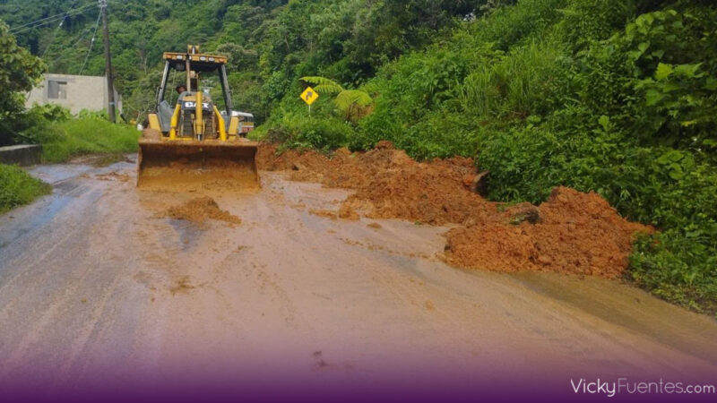 Maquinaria estatal y Protección Civil atienden deslave en carretera de Eloxochitlán