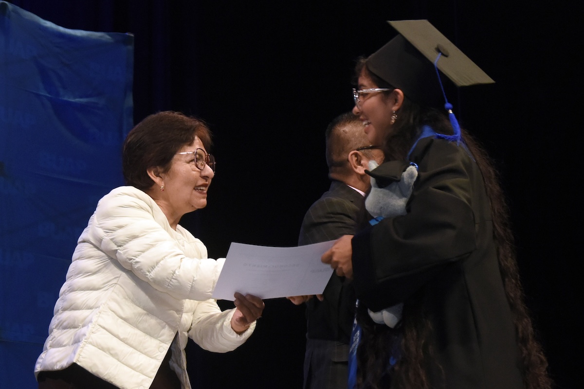 Lilia Cedillo preside graduación de 143 alumnos del Bachillerato Internacional 5 de Mayo de la BUAP