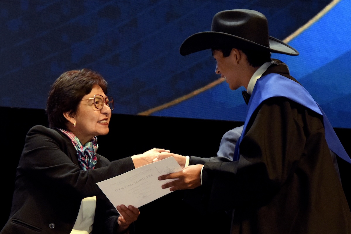 Lilia Cedillo encabeza graduación de la Preparatoria Alfonso Calderón Moreno de la BUAP