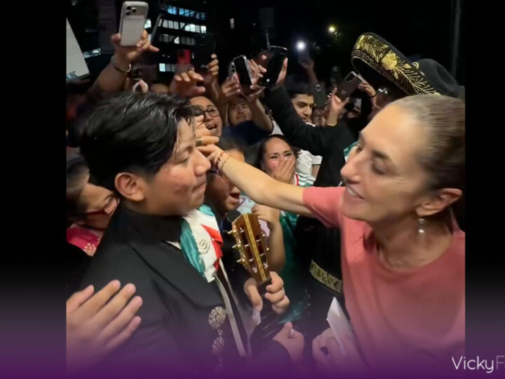 Con mariachi y ovación, la comunidad mexicana recibe a Sheinbaum en su llegada a Nueva York