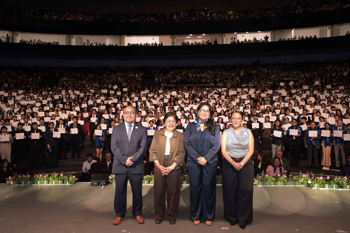 Graduación de 645 estudiantes de la Preparatoria Benito Juárez de la BUAP con Lilia Cedillo