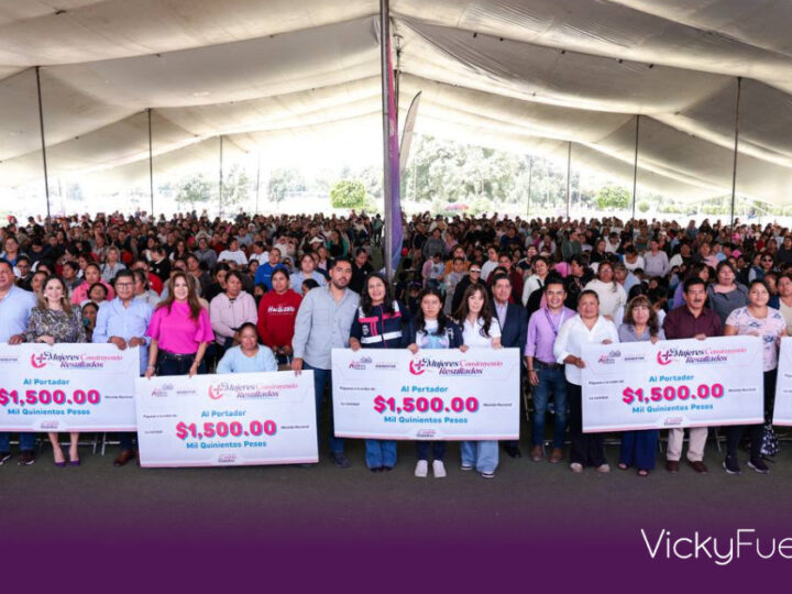 Lupita Cuautle entrega apoyos económicos a emprendedoras en San Andrés Cholula