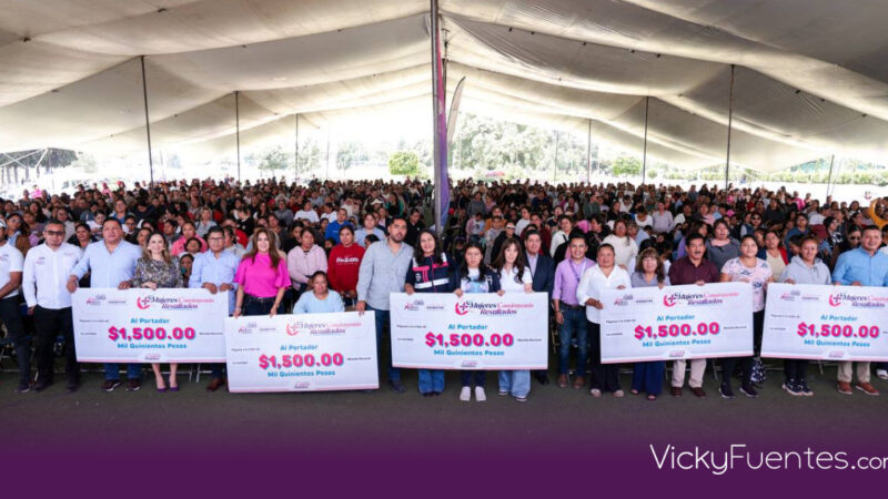 Lupita Cuautle entrega apoyos económicos a emprendedoras en San Andrés Cholula