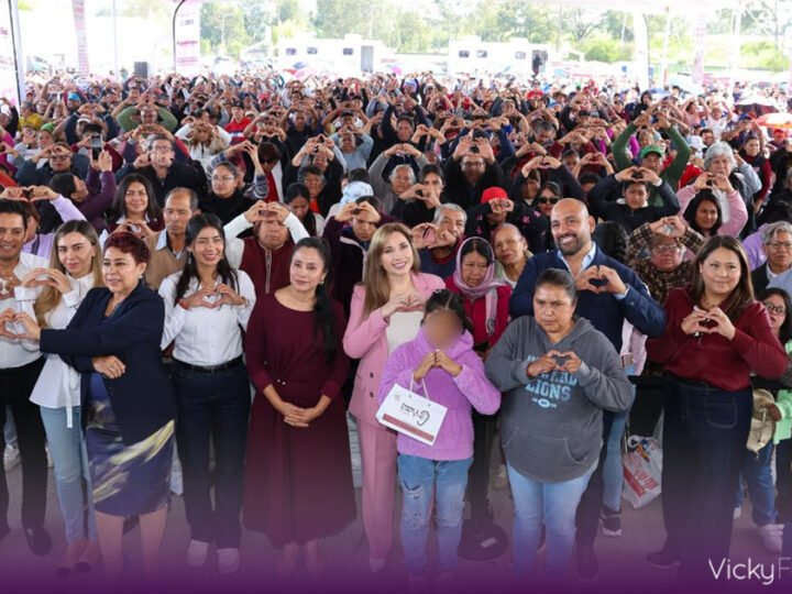 Ceci Arellano encabeza entrega de auxiliares auditivos en Puebla