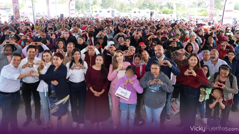 Ceci Arellano encabeza entrega de auxiliares auditivos en Puebla