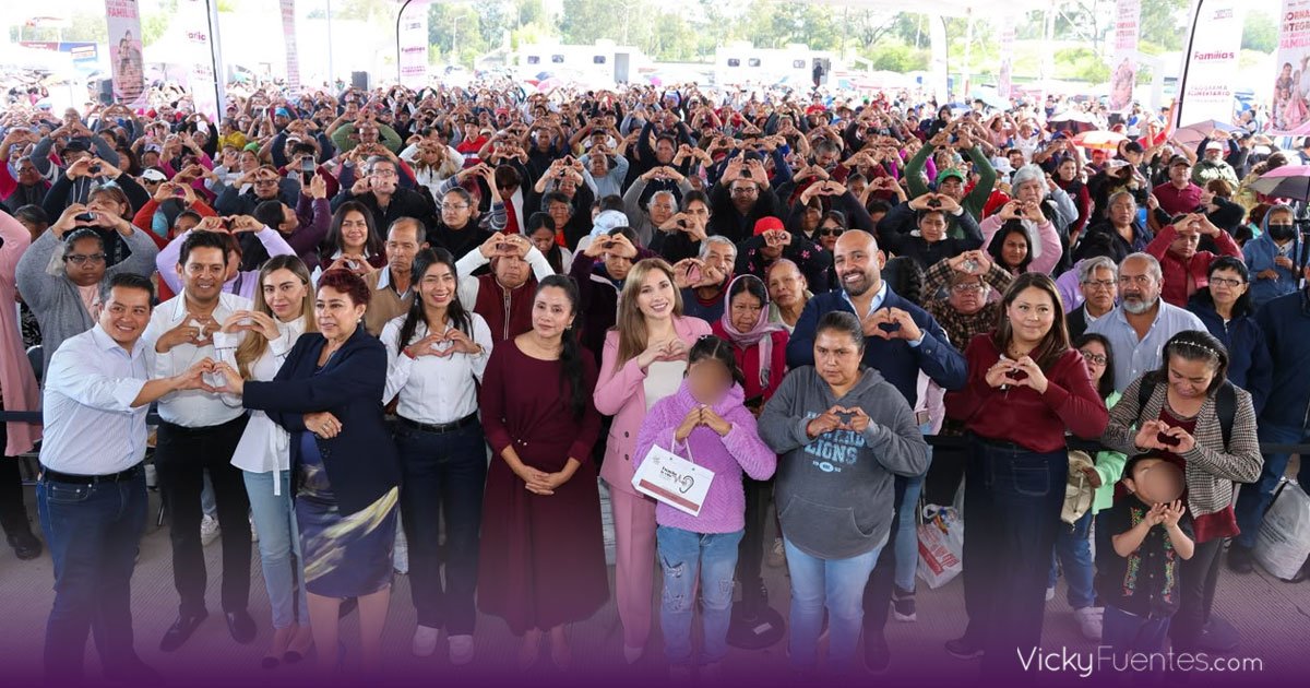 Ceci Arellano encabeza entrega de auxiliares auditivos en Puebla