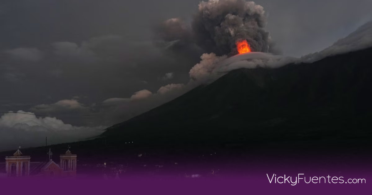 Evacúan a cientos en Guatemala por erupción del Volcán de Fuego