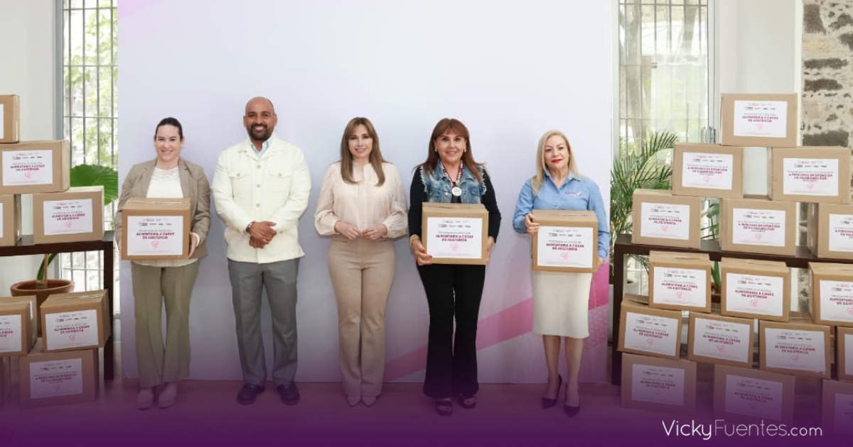 Ceci Arellano entrega apoyos alimentarios en Puebla