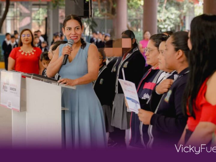 Lupita Cuautle entrega apoyo de 20 mil pesos a la primaria Justo Sierra en Tlaxcalancingo