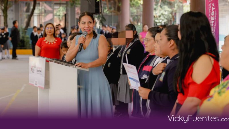 Lupita Cuautle entrega apoyo de 20 mil pesos a la primaria Justo Sierra en Tlaxcalancingo