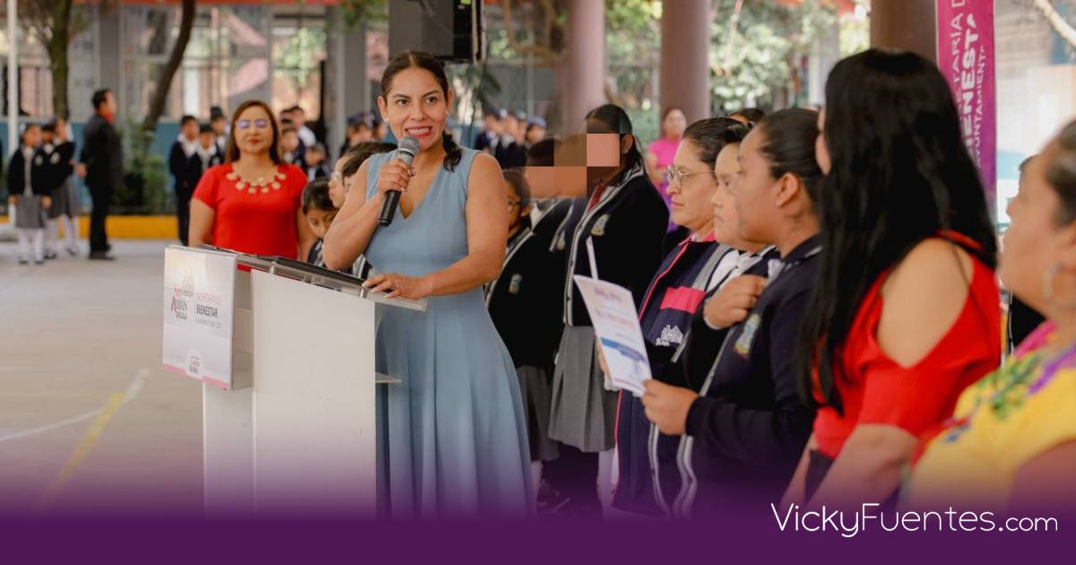 Lupita Cuautle entrega apoyo de 20 mil pesos a la primaria Justo Sierra en Tlaxcalancingo