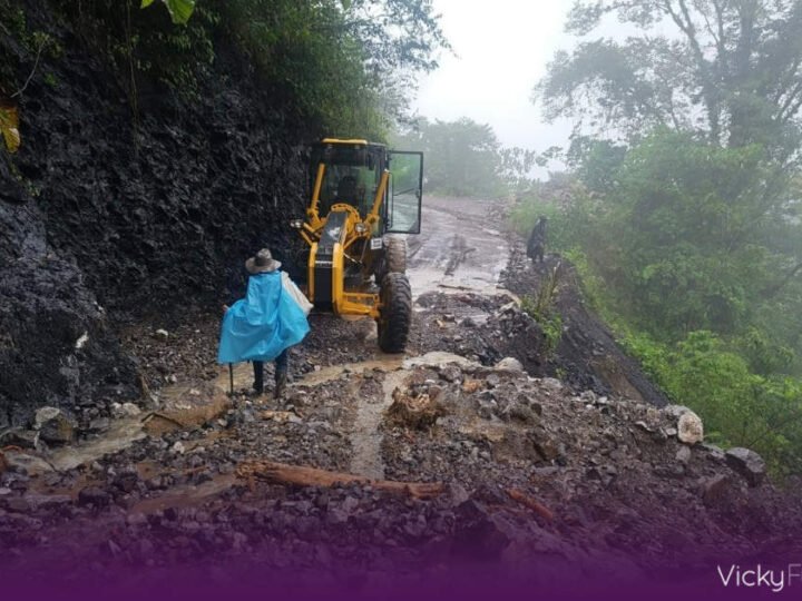 Gobierno de Puebla despliega maquinaria para recuperar caminos en la Sierra Norte