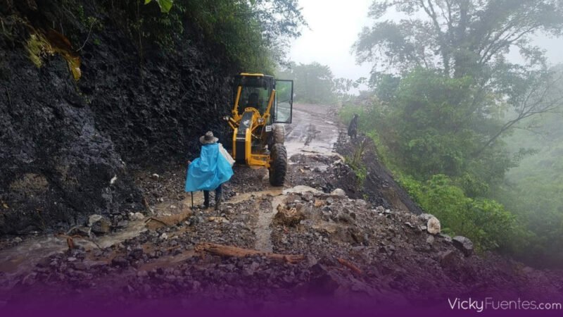Gobierno de Puebla despliega maquinaria para recuperar caminos en la Sierra Norte