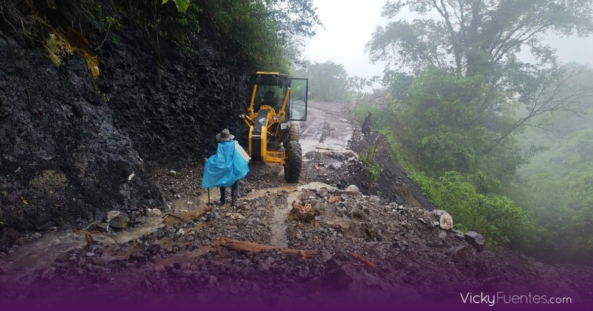 Gobierno de Puebla despliega maquinaria para recuperar caminos en la Sierra Norte