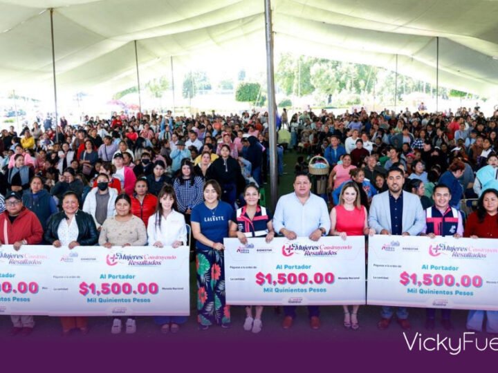 Lupita Cuautle entrega apoyos económicos a mujeres de San Andrés Cholula