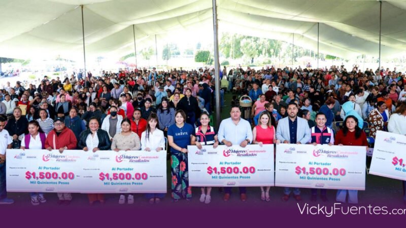 Lupita Cuautle entrega apoyos económicos a mujeres de San Andrés Cholula
