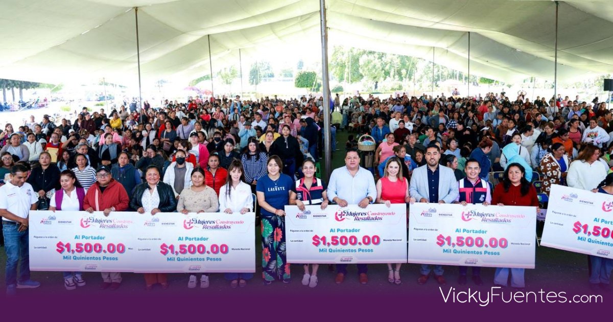 Lupita Cuautle entrega apoyos económicos a mujeres de San Andrés Cholula